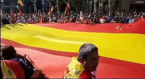 una-enorme-bandera-de-espana-es-desplegada-al-inicio-de-la-manifestacion-de-barcelona-7057119-e1761230612822