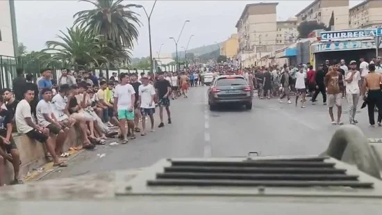 numerosos-invasores-marroquies-deambulan-por-las-calles-de-Ceuta