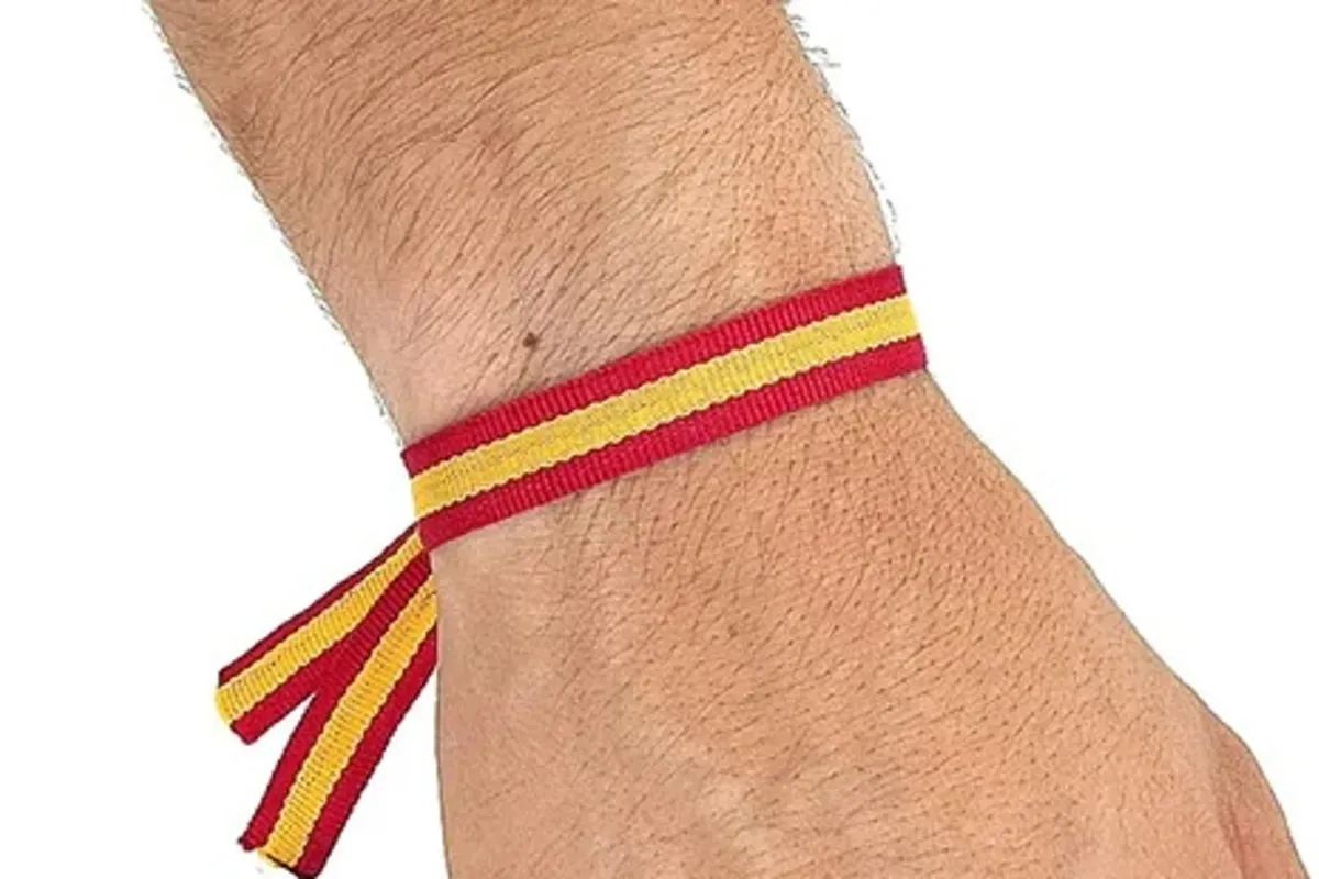 persona-pulsera-espana_97-1