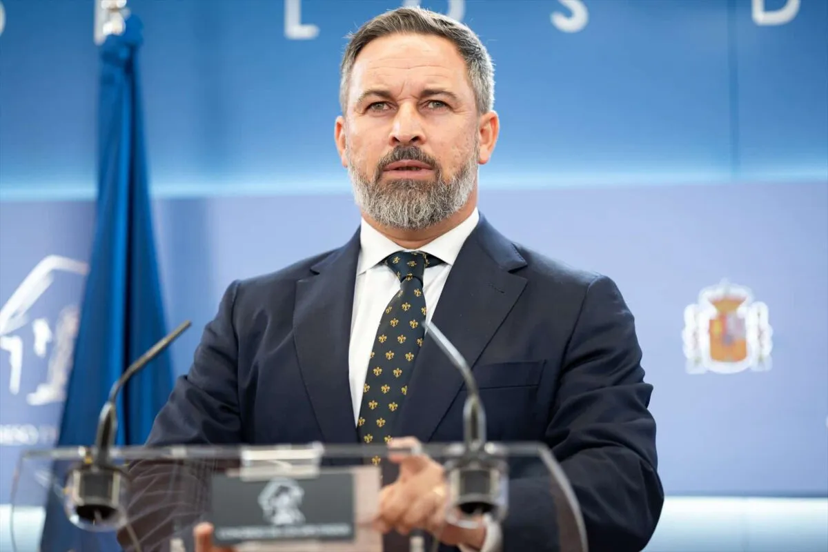 EuropaPress_5479920_lider_vox_santiago_abascal_rueda_prensa_reunirse_rey_felipe_vi_congreso-e1698744784448