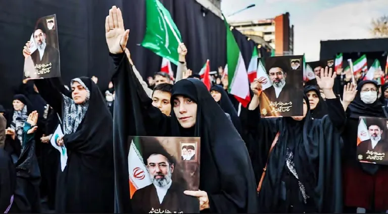 manifestacion-mojtaba-jamenei-iran-el-pais