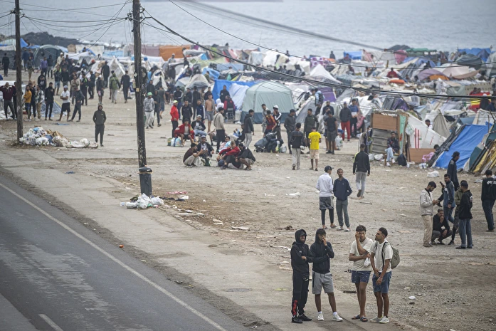 inmigrantes-playa-trampolin-desalojo-5-de-oct-091026.jpg