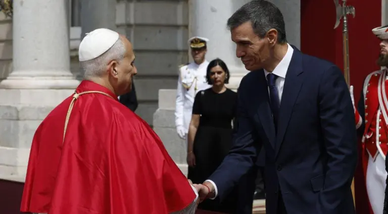 el-presidente-del-gobierno-pedro-sanchez-saluda-al-papa-leon-xiv