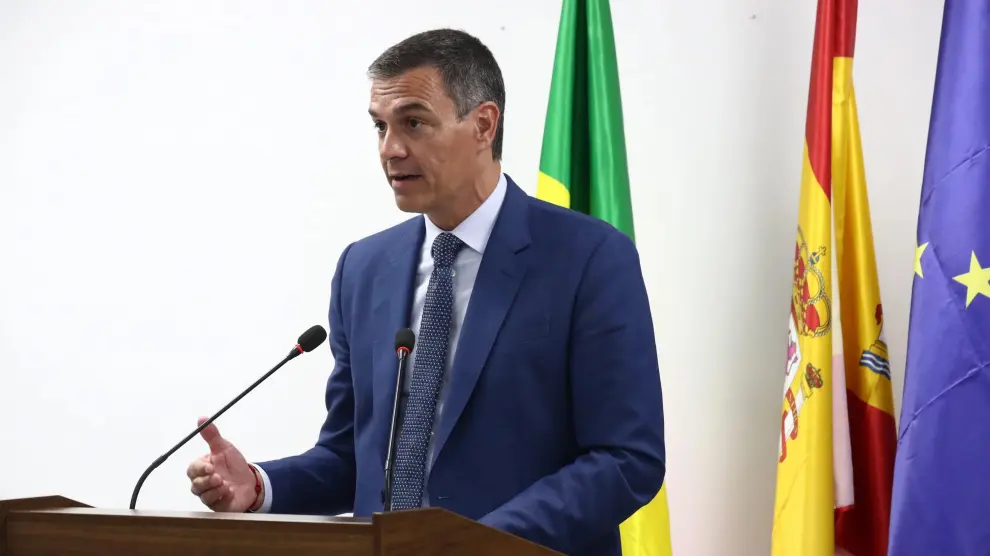 el-presidente-del-gobierno-pedro-sanchez-durante-su-visita-este-miercoles-al-instituto-cervantes-de-dakar-senegal.r_d.1464-48