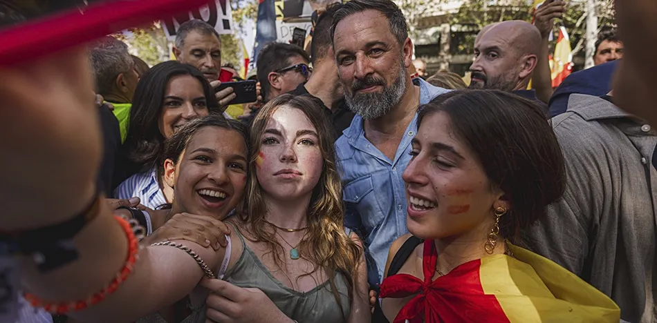 JOVENES-DE-DERECHA-CON-VOX-EN-ESPANA-X