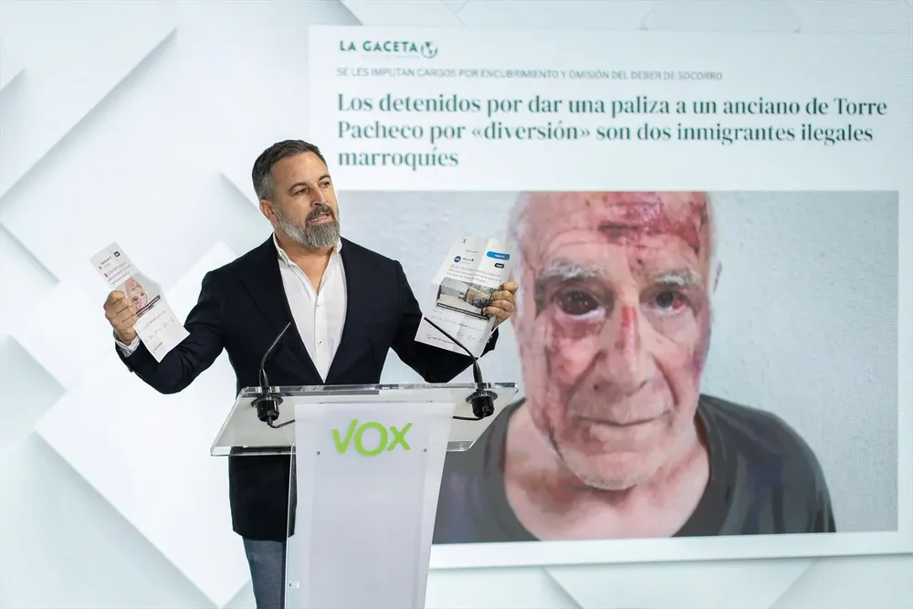 EuropaPress_6856779_presidente_vox_santiago_abascal_muestra_imagen_agresion_anciano
