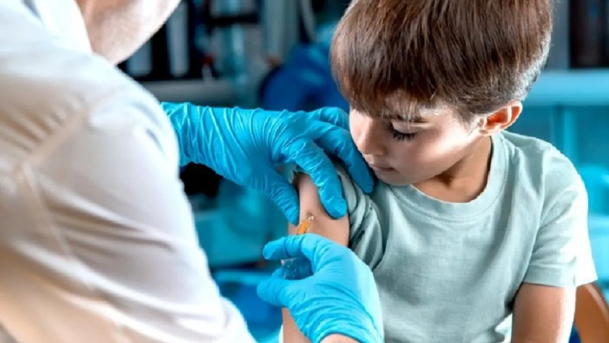 Niño-siendo-vacunado