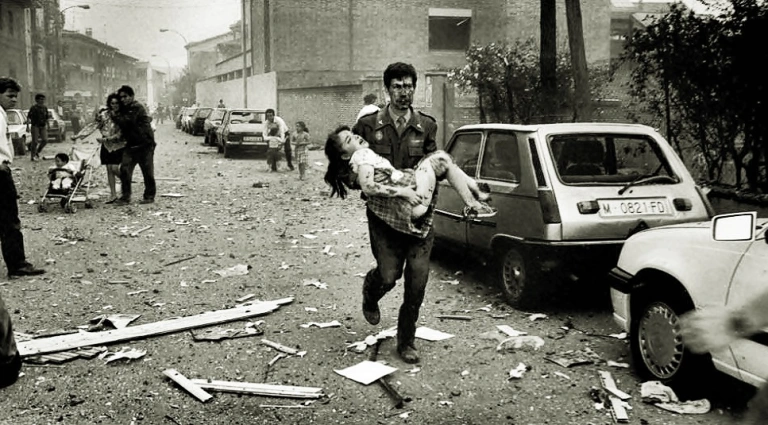 un-agente-de-la-guardia-civil-ensangrentado-jose-galvez-barragan-lleva-en-brazos-a-una-nina-herida-en-el-atentado-contra-la-casa-cuartel-de-vic.-pere-tordera