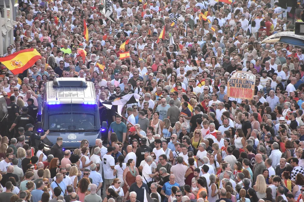 EuropaPress_7707572_marcha_plaza_reyes_lema_basta_ya_ceuta_no_rinde_agosto_2026_ceuta_espana