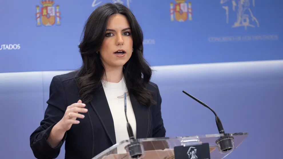 la-portavoz-de-vox-en-el-congreso-pepa-millan-durante-una-rueda-de-prensa-anterior-a-la-junta-de-portavoces.r_d.2182-1213