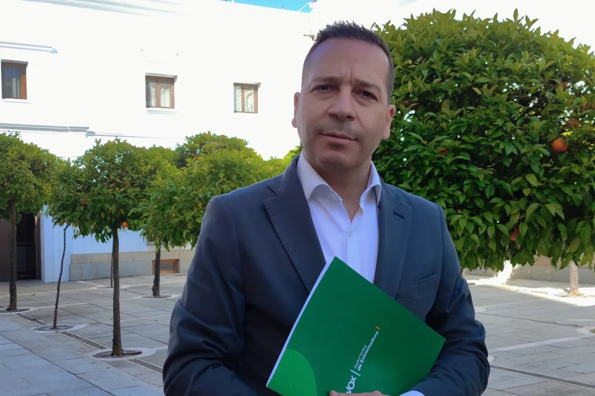 EuropaPress_6716289_portavoz_vox_asamblea_extremadura_oscar_fernandez_registras_iniciativa-1