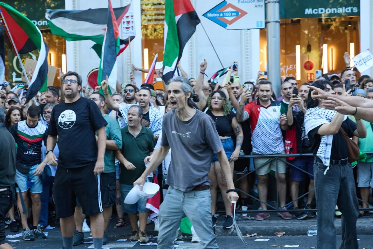 EuropaPress_6953700_varias_personas_manifiestan_favor_palestina_atocha_dia_etapa_21_vuelta-1 (1)