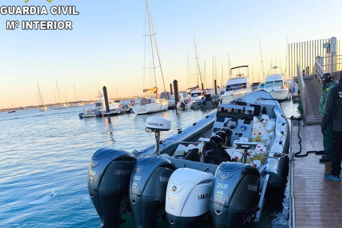 EuropaPress_7360402_narcolancha_interceptada_sancti_petri_petacas_gasolina-1