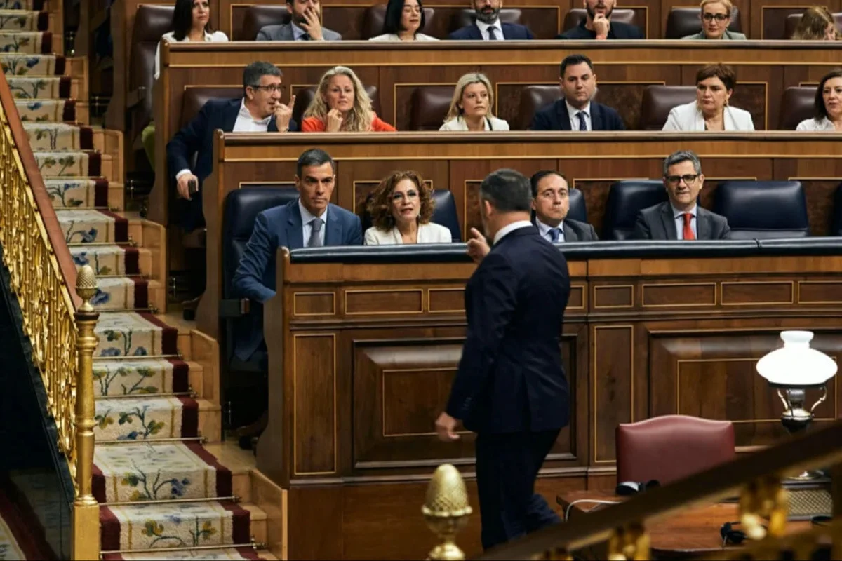 abascal-sale-congreso-apunta-dedo-sanchez-llama-indecente-show-vox-que-minimiza_96-1-1.jpg