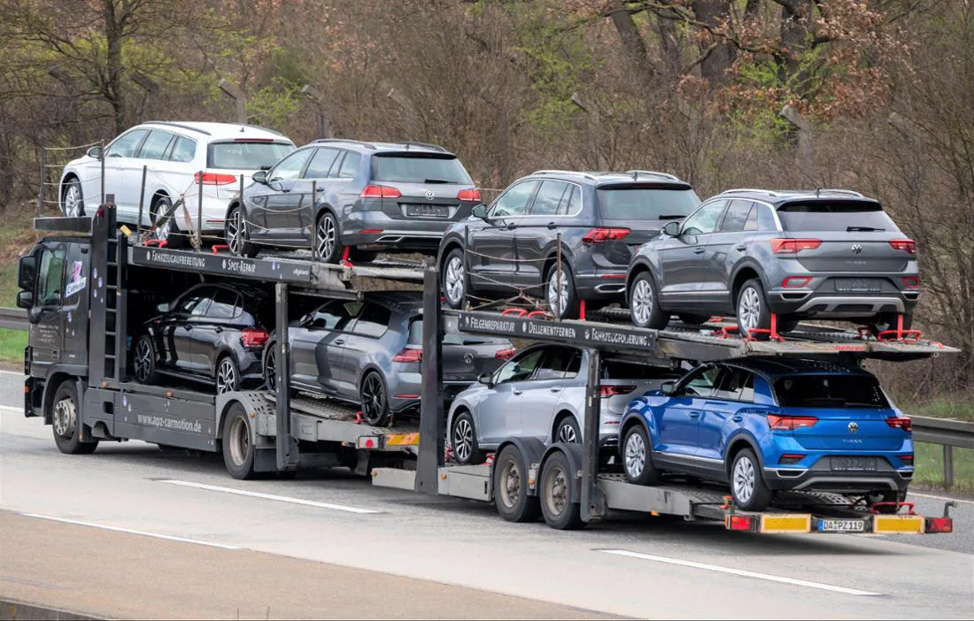 32489976-autotransporter-vw-neuwagen-OOBG