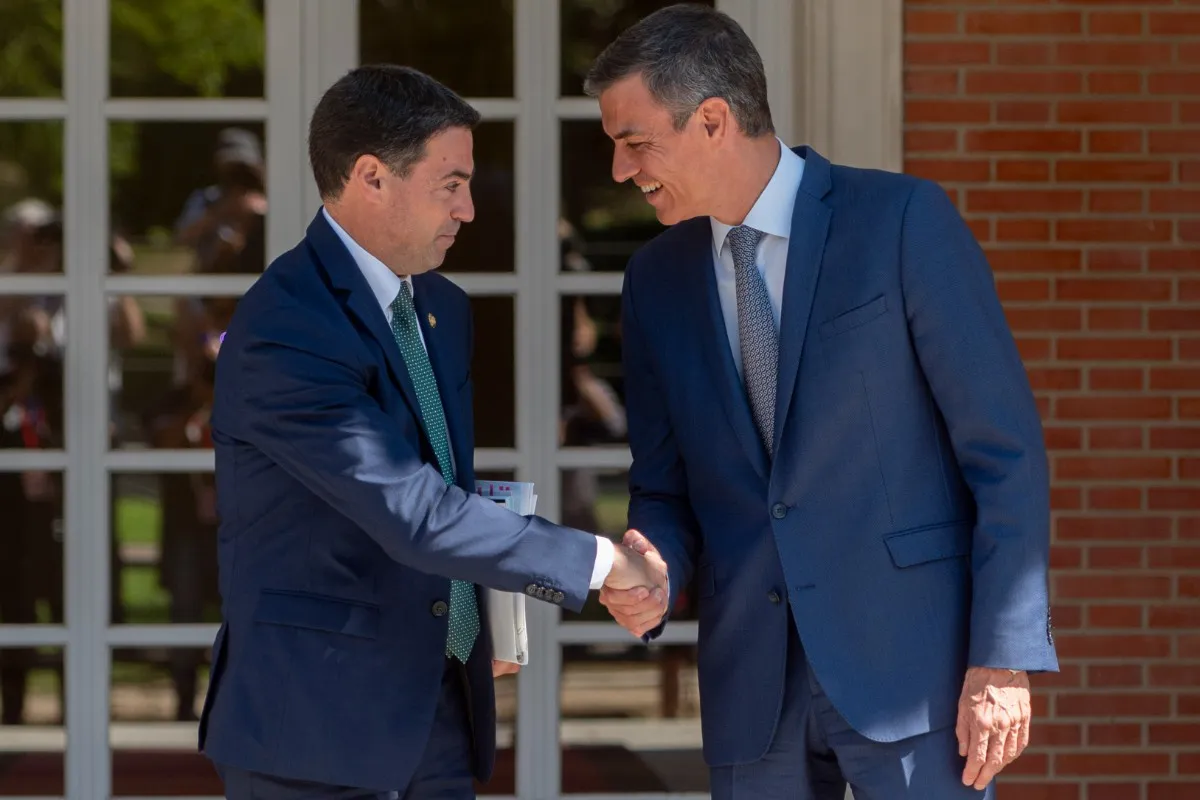 El-lehendakari-Imanol-Pradales-i-y-el-presidente-del-Gobierno-Pedro-Sanchez