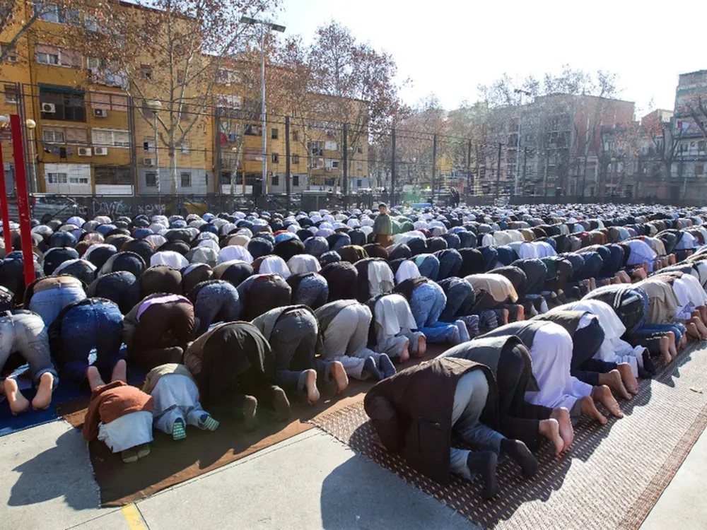musulmanes-rezando-calle
