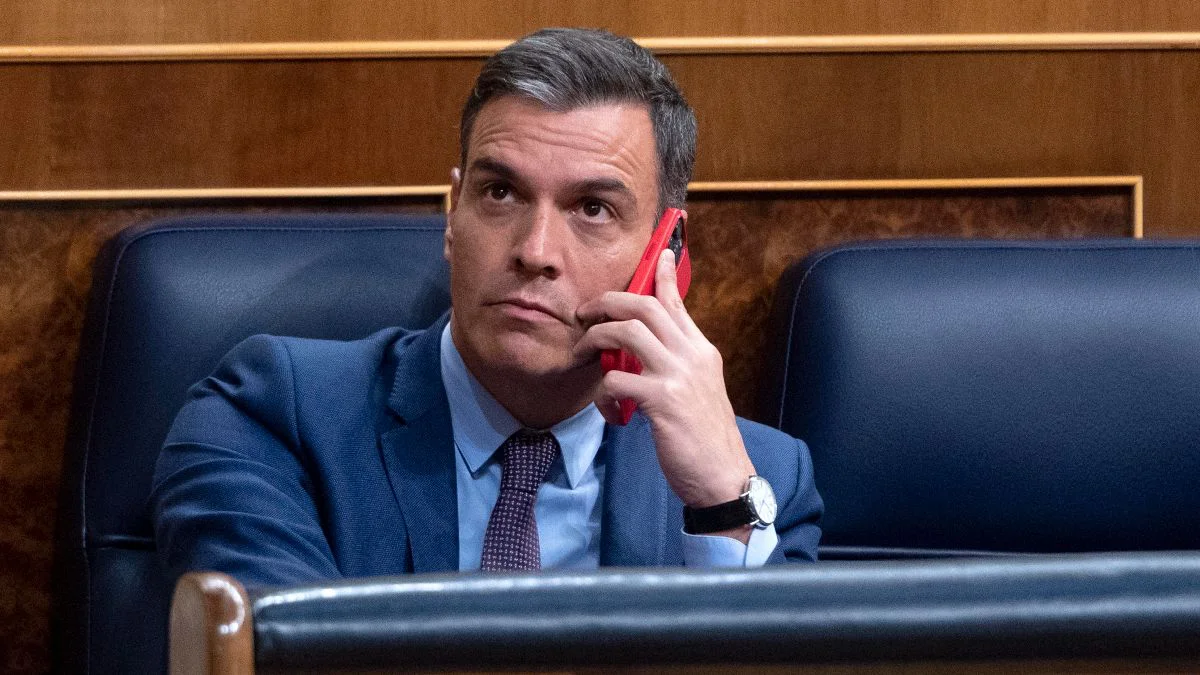 pedro-sanchez-hablando-con-telefono-movil-248459-1200-675
