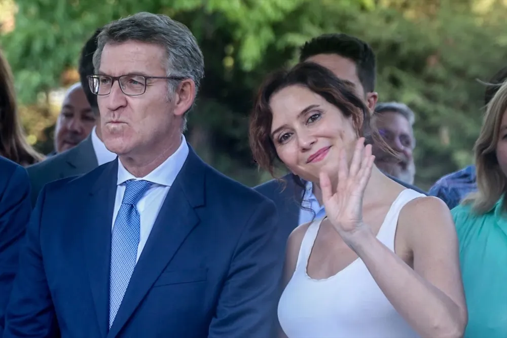 EuropaPress_6084102_presidente_pp_alberto_nunez_feijoo_presidenta_comunidad_madrid_isabel_diaz