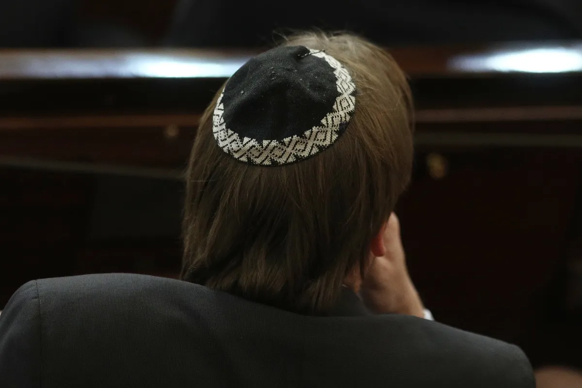 EuropaPress_2615932_hombre_asistente_acto_dia_oficial_memoria_holocausto_prevencion_crimenes-2