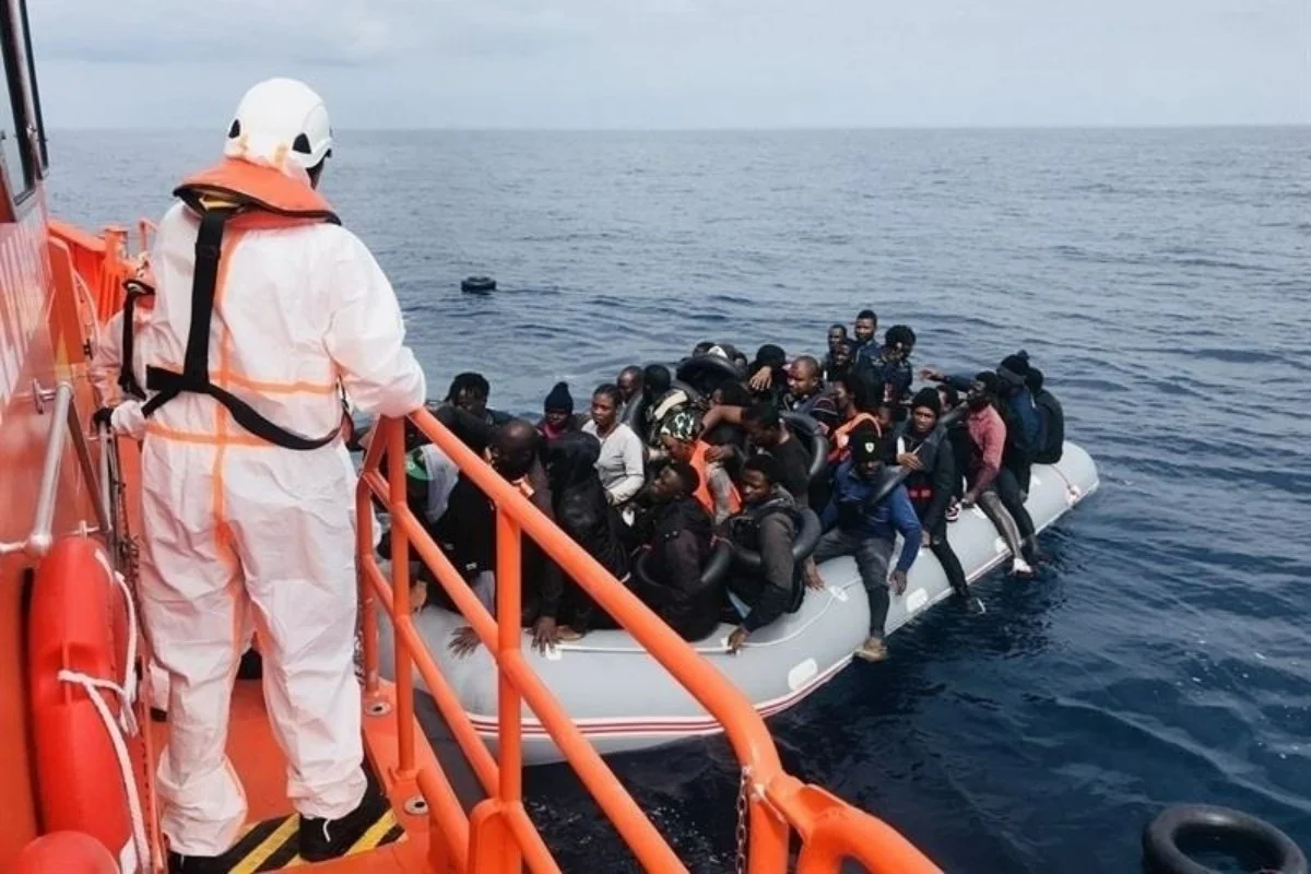 EuropaPress_1792421_andalucia_almeria__sucesos__rescatados_51_inmigrantes_patera_mar_alboran-1