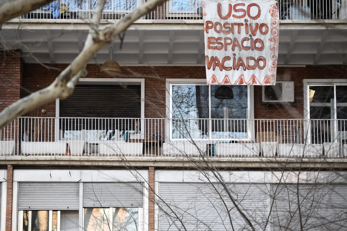 EuropaPress_5822164_pancarta_balcon_desalojo_centro_social_okupado_ferroviaria_plaza_luca_tena-2