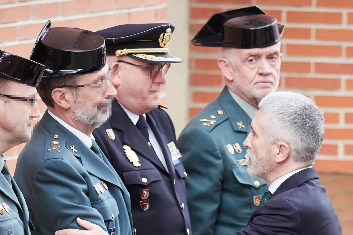 EuropaPress_5752684_ministro_interior_fernando_grande_marlaska_saluda_guardia_civil_capilla-1