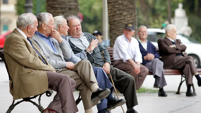grupo-hombres-mayores-sentados-banco_