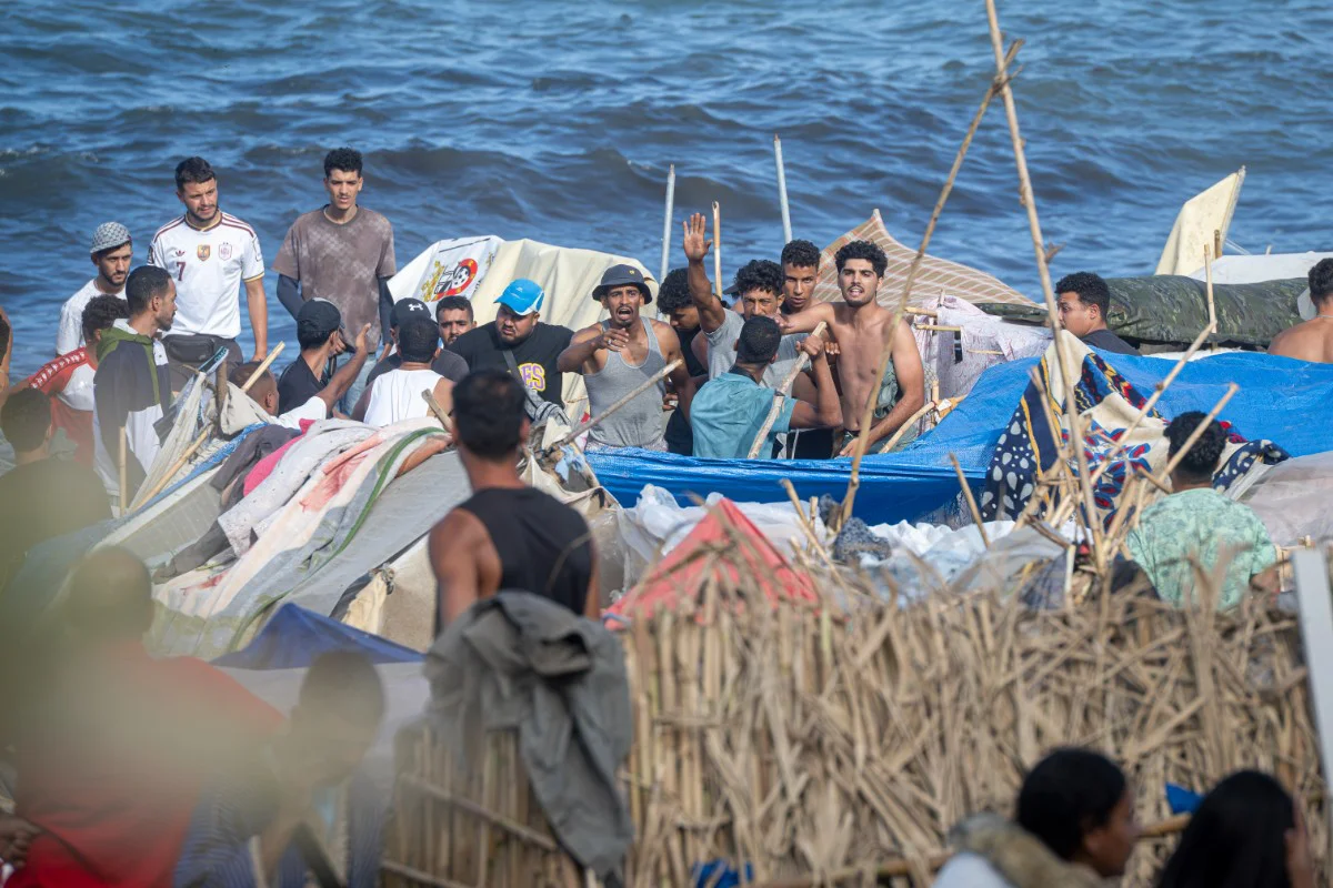 EuropaPress_7786701_migrantes_playa_trampolin_19_septiembre_2026_ceuta_espana_mas_2000_personas-1