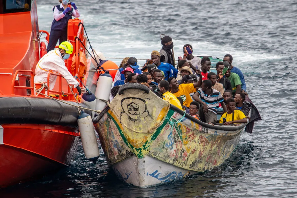 EuropaPress_7053060_salvamento_maritimo_encuentra_cayuco_73_personas_antes_llegar_muelle-2