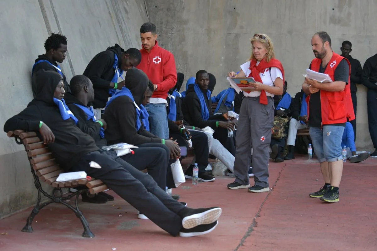 EuropaPress_5432593_trabajadores_cruz_roja_junto_migrantes_llegado_manana_muelle_restinga_11-1
