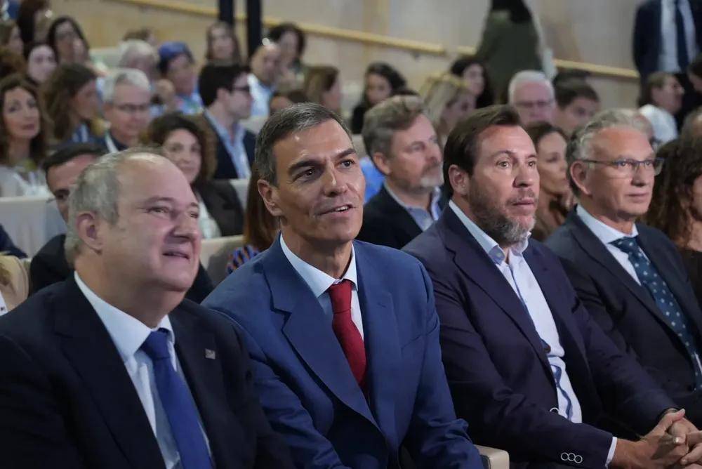 EuropaPress_7012679_i_d_ministro_industria_turismo_jordi_hereu_presidente_gobierno_pedro