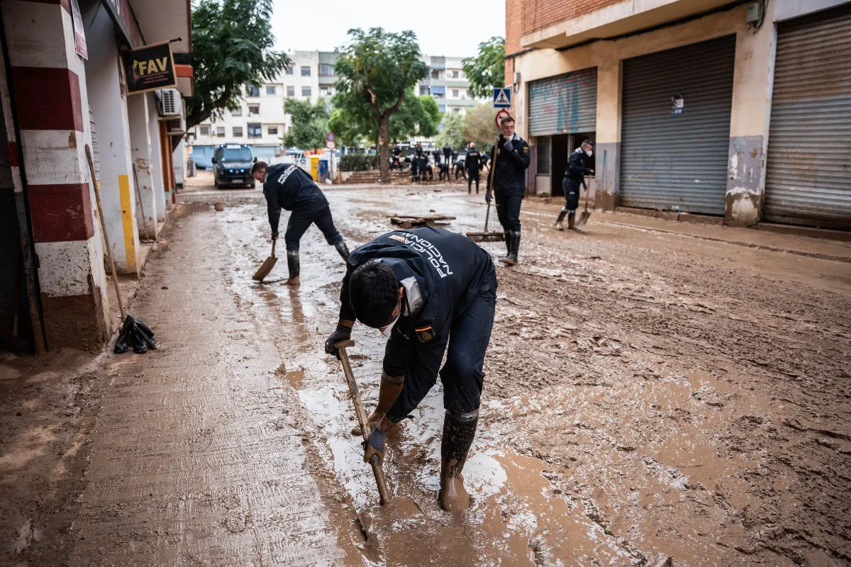 EuropaPress_6329878_varios_policias_trabajan_zona_afectada_dana_noviembre_2024_massanassa-1