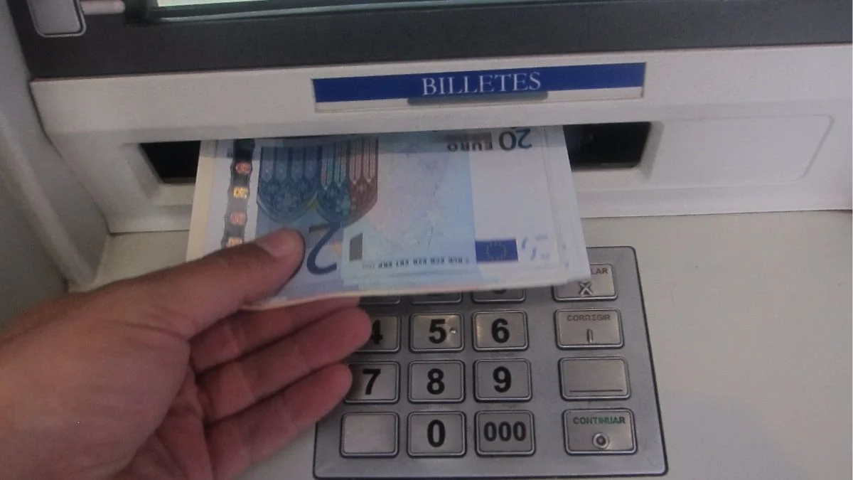 Una-persona-saca-dinero-en-un-cajero