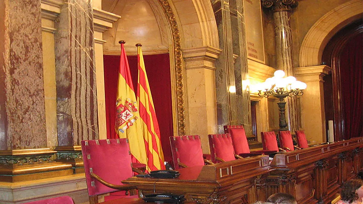mesa-parlamento-cataluna-denuncia