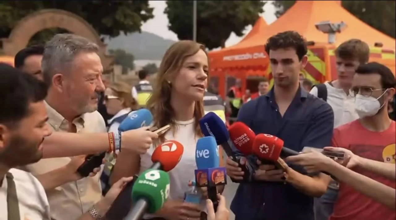 Isabel-Perez-Monino-ante-los-medios-de-comunicacion-en-Cenicientos