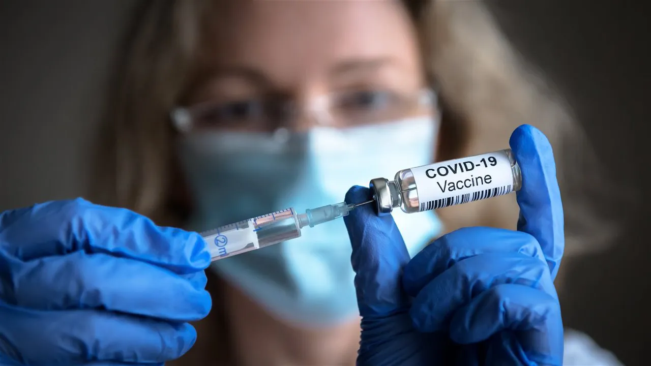 una-doctora-administra-una-dosis-de-la-vacuna-contra-la-covid-19_15e86020_1280x720