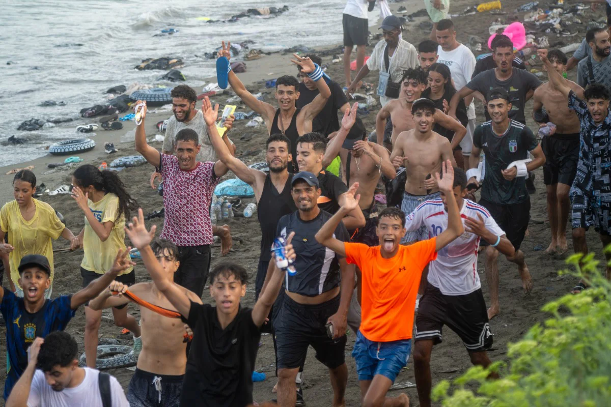 EuropaPress_7696196_decenas_migrantes_celebran_haber_traspasado_frontera_ceuta_marruecos_31-1