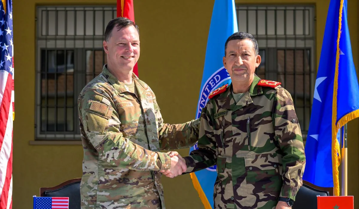 dagvin-anderson-comandante-del-comando-africa-eeuu-general-marroqui-mohammed-berrid-inspector-general-fuerzas-armadas-2898222-1200-700