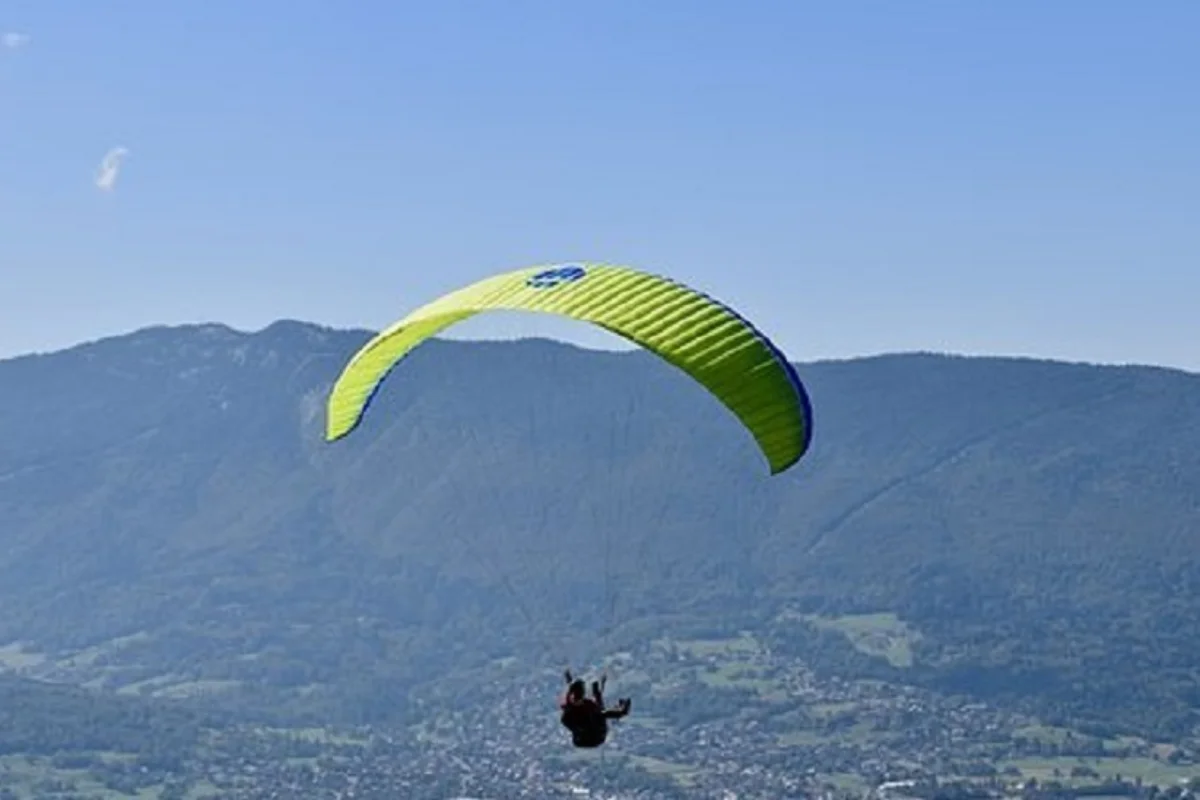 EuropaPress_6912310_imagen_archivo_persona_practicando_parapente-1