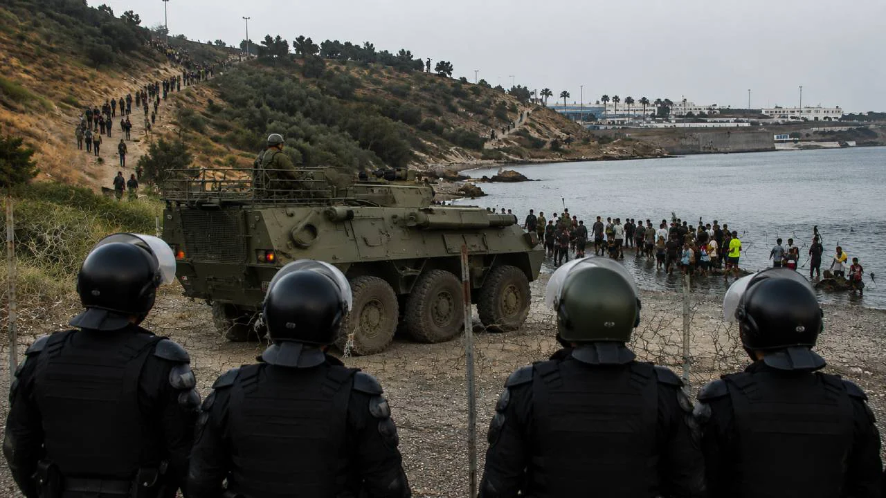 Despliegue-de-tanquetas-ante-alerta-nueva-invasion-en-Ceuta