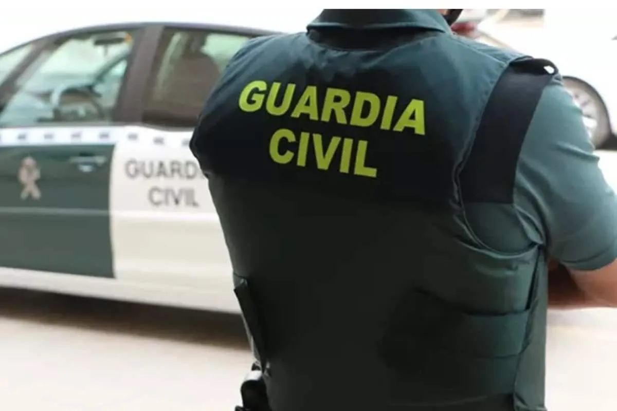 EuropaPress_6363271_agente_guardia_civil_espaldas_imagen_archivo-1