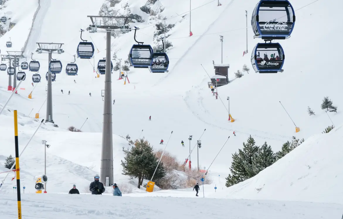 sierra-nevada-esquiadores-telecabinas-nieve-cetursa