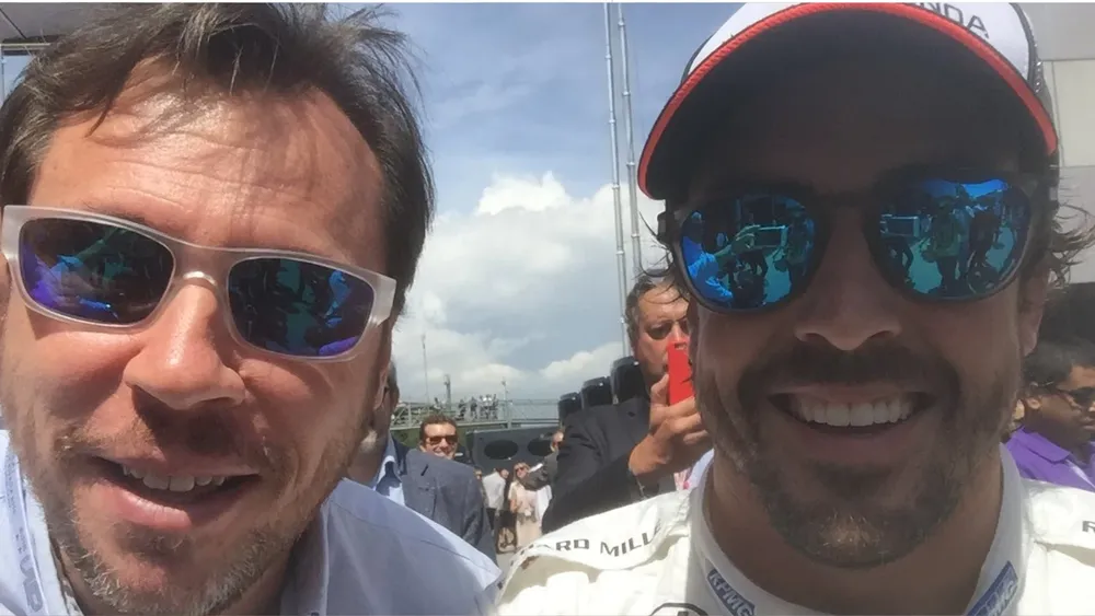 ministro-socialista-transportes-oscar-puente-junto-fernando-alonso-imagen-difundida-valladolid-twitter_97