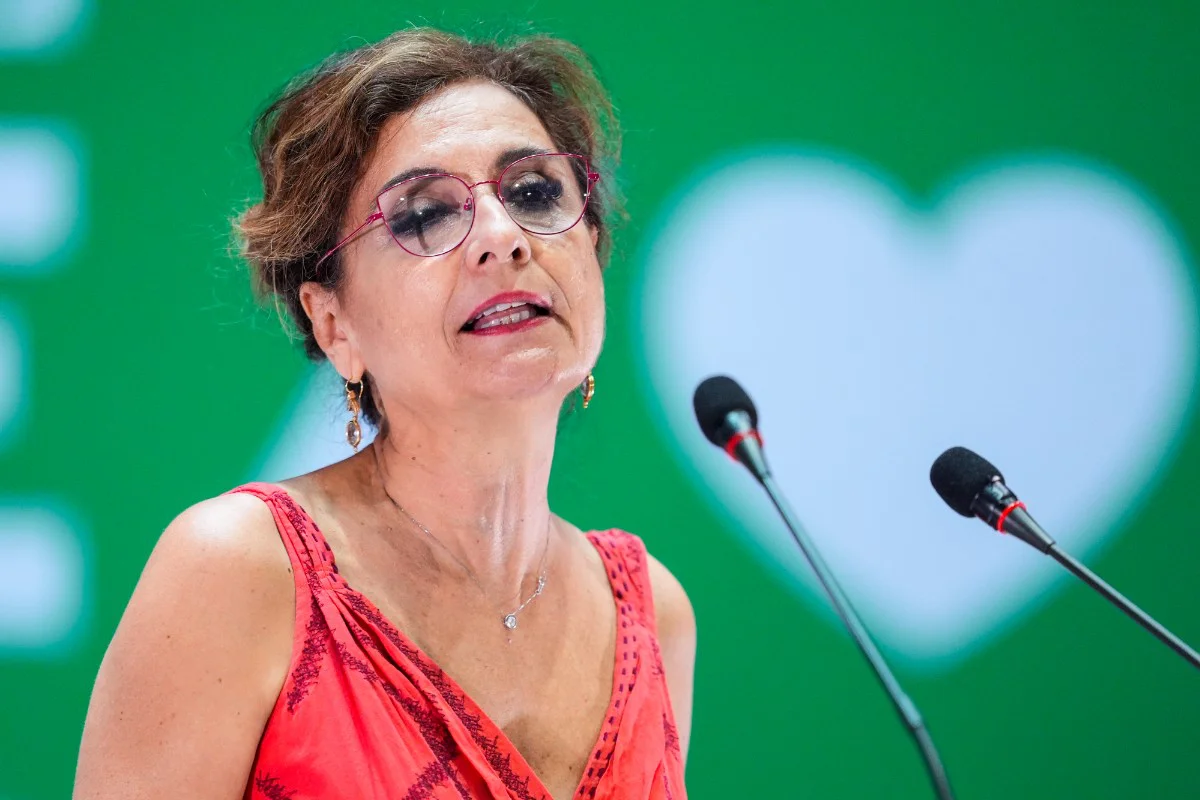 EuropaPress_7640952_secretaria_general_psoe_a_portavoz_grupo_socialista_maria_jesus_montero-1