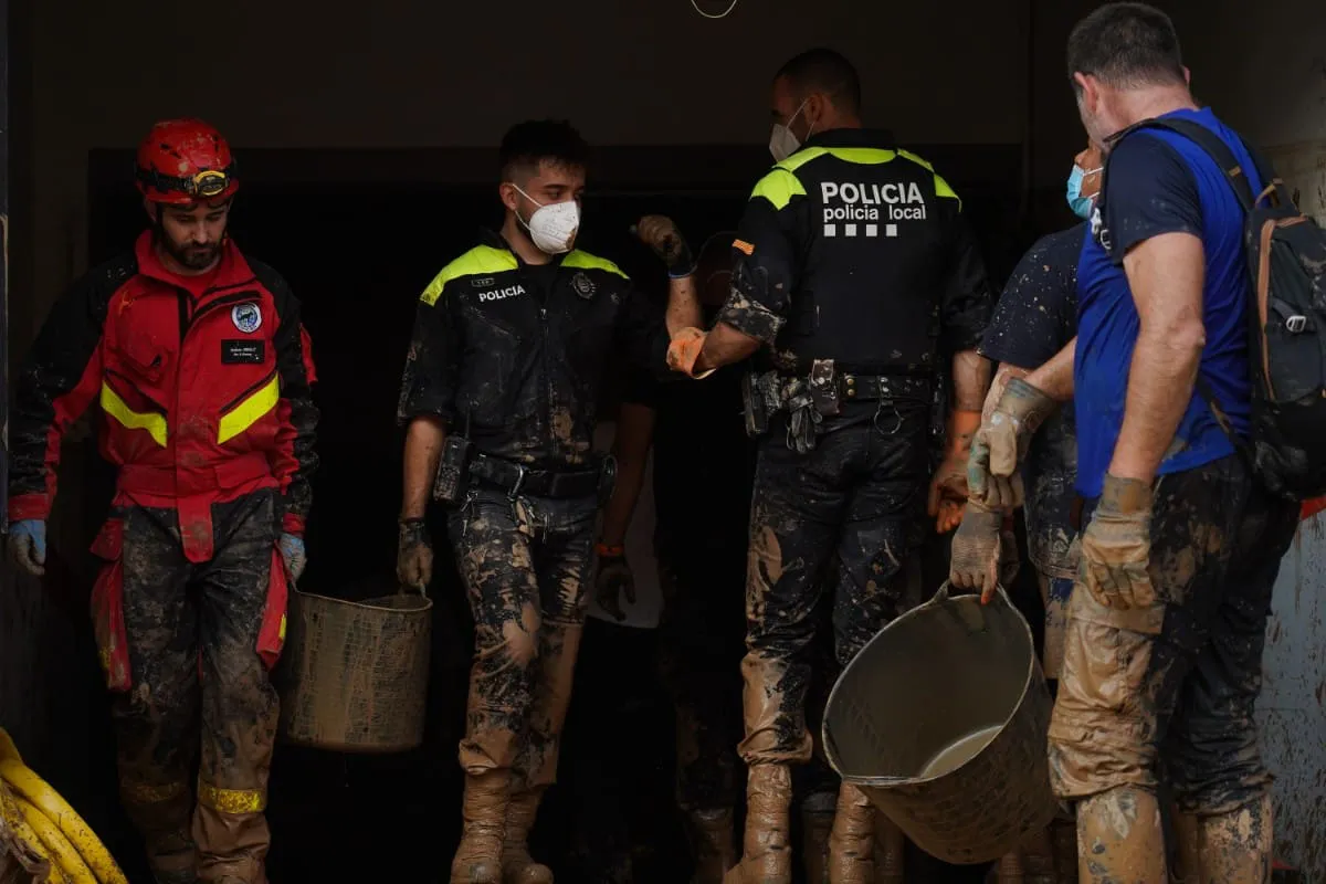 EuropaPress_6323967_varias_personas_ayudan_limpieza_sedavi_noviembre_2024_valencia_comunidad-1