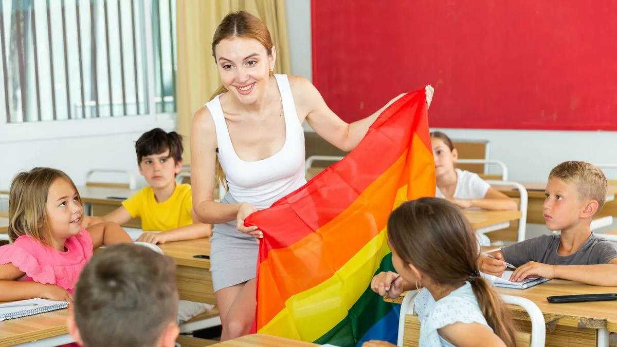 Maestra-adoctrinando-a-niños-en-clase-LGBT