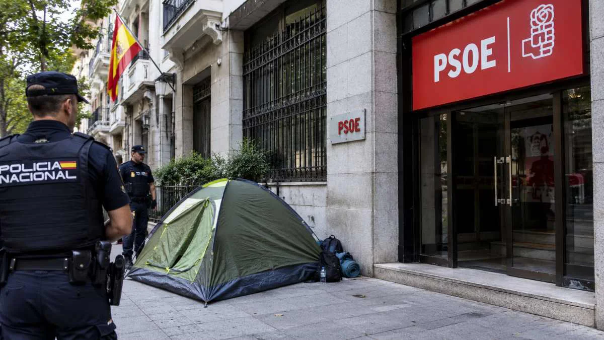 Policia-y-campamento-ante-la-sede-del-PSOE