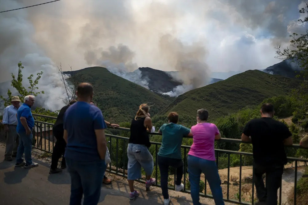 EuropaPress_6907312_vecinos_localidad_villarubin_observan_avance_fuego_19_agosto_2025