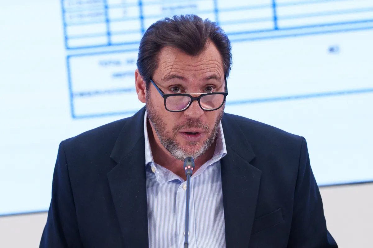 EuropaPress_7239554_ministro_transportes_movilidad_sostenible_oscar_puente_atiende_medios_rueda-1